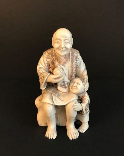Okimono en ivoire sculpté figurant un vieillard...