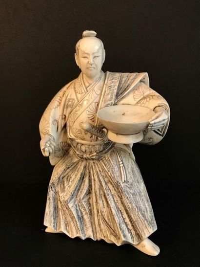 Okimono en ivoire sculpté figurant un samouraï...