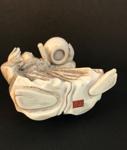 Okimono en ivoire sculpté figurant un samouraï...