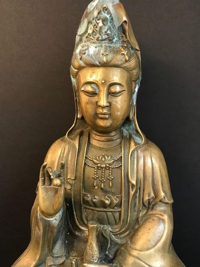 Guanyin en bronze à patine dorée

Chine,...