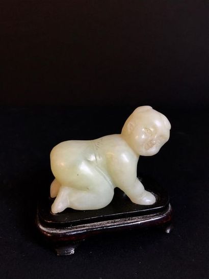 Sujet en jade figurant un jeune enfant évoluant...