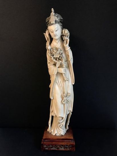 Grand sujet en ivoire sculpté figurant une...