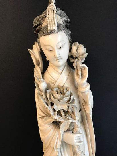 Grand sujet en ivoire sculpté figurant une...