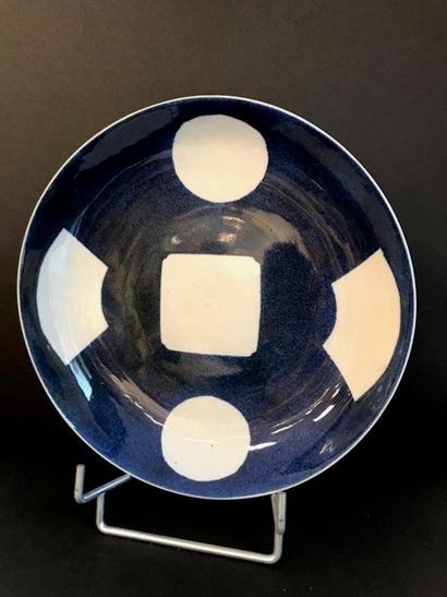 Plat en porcelaine à décors géométriques...