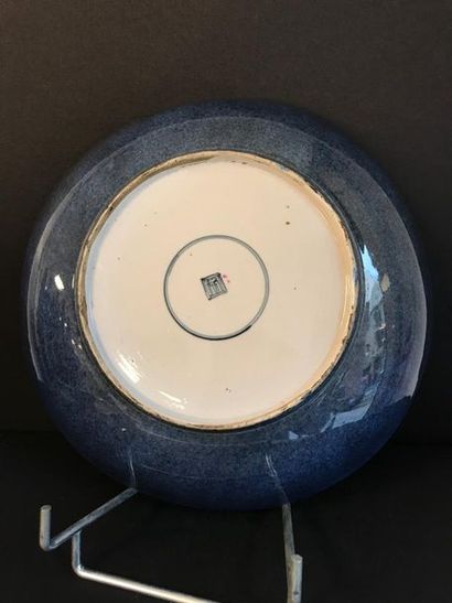 Plat en porcelaine à décors géométriques...