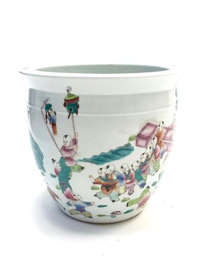 Cache pot en faïence à décor de personnages...