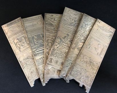 Un ensemble de sept petites plaques en argent...