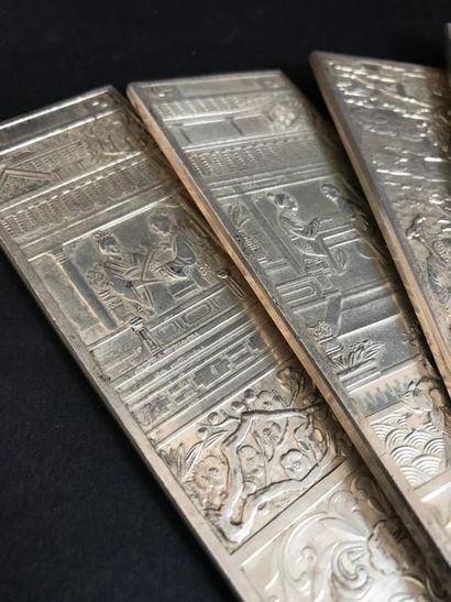 Un ensemble de sept petites plaques en argent...
