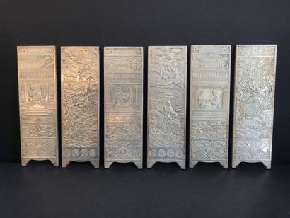 Un ensemble de sept petites plaques en argent...