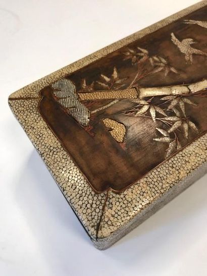 Boite en laque et galuchat à décor d'oiseaux...