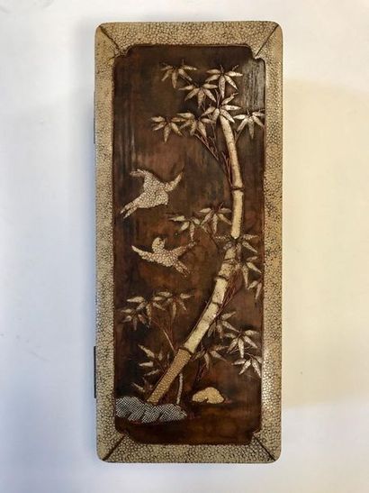 Boite en laque et galuchat à décor d'oiseaux...