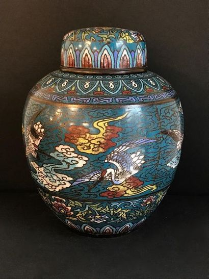 Pot couvert en émaux cloisonnés à décor de...