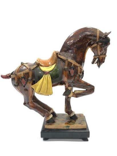 Important cheval en terre cuite vernissée

Chine

55...