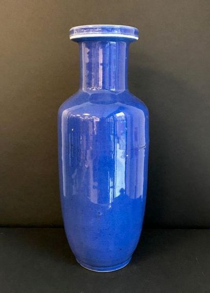 Vase en porcelaine bleu cobalt 

Chine

Marque...