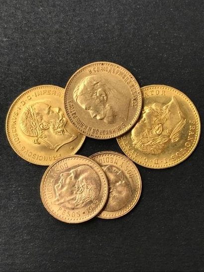 Lot de 5 pièces en or dont deux de 2,5 dollars...