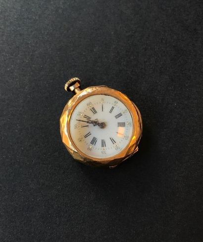 Petite montre de col en or jaune

P : 13,5...