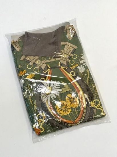 HERMES 

Pull-over en soie à motif de fleurs...
