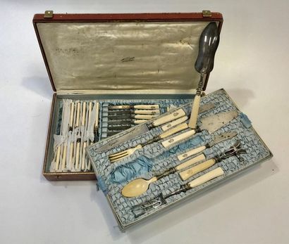 A. DUGUE

Ménagère en argent et ivoire comprenant...
