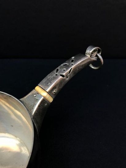 Cassolette en argent à manche ajouré.

Poinçon...