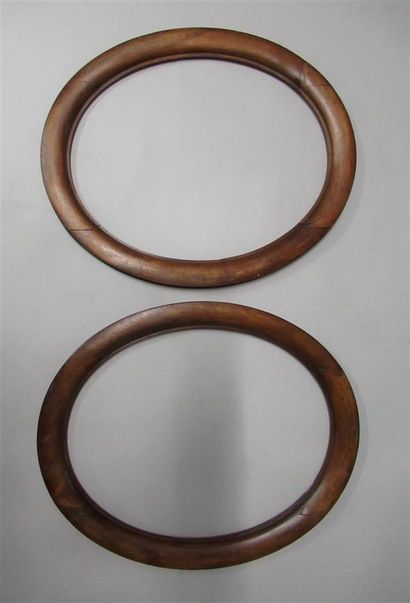 Paire de cadres oval en bois naturel mouluré,...