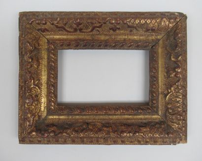 Cadre en bois sculpté et pâte, doré dit 