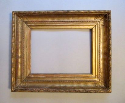 Cadre en bois et stuc doré dit 