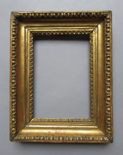 Cadre en bois sculpté, doré à décor de rais...