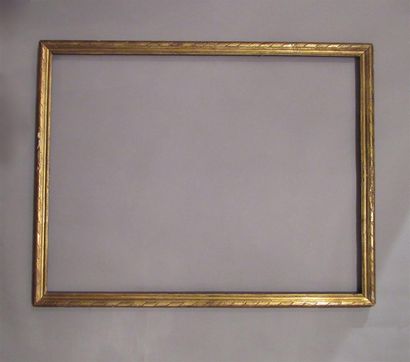 Baguette en bois mouluré, doré à décor en...