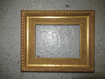 Cadre en bois et pâte doré à décor de rais...