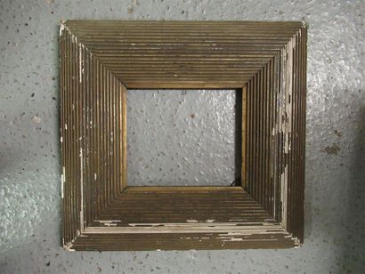 Cadre en bois sculpté, doré dit 