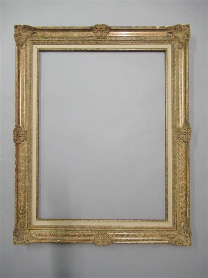 Cadre en bois et stuc bronziné, peint et...