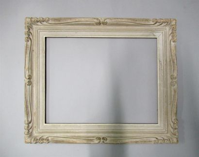 Cadre en bois sculpté peint blanc cassé et...