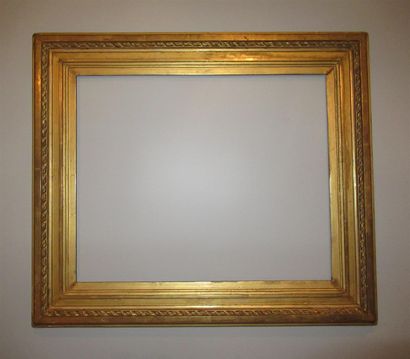 Baguette en bois et stuc doré à décor de...