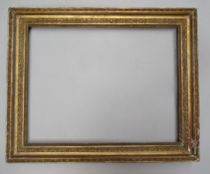 Cadre en bois et pâte doré à décor de rais...