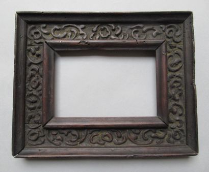 Cadre en bois sculpté teinté dit 