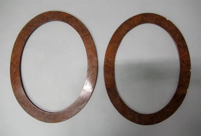 Paire de cadres en bois mouluré à profil...