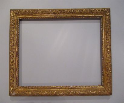Cadre en bois sculpté, redoré dit 
