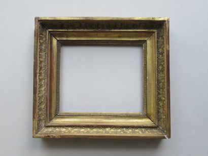 Cadre en bois et pâte doré dit 
