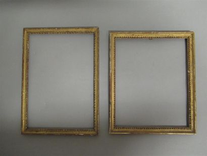 Lot de deux baguettes en bois sculpté à décor...