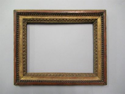 Baguette en bois sculpté, doré à décor de...