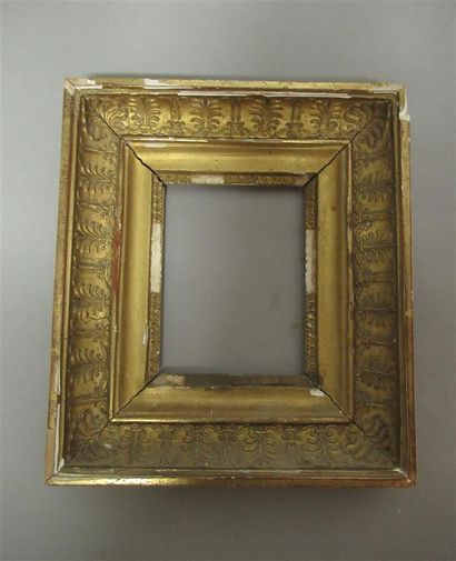 Cadre en bois et pâte doré dit 