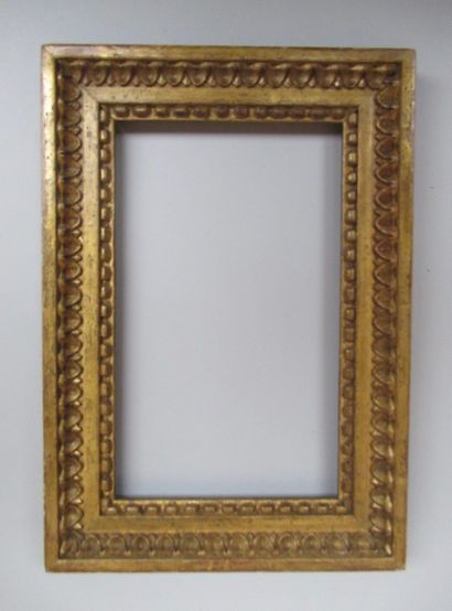 Baguette en bois sculpté, doré à décor de...
