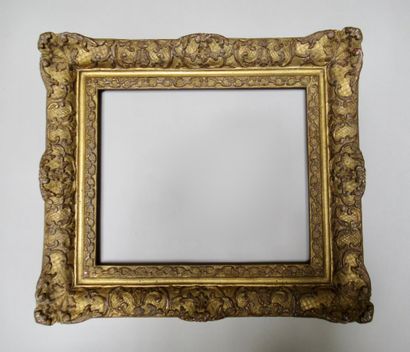 Cadre en bois et stuc doré à décor de culots,...
