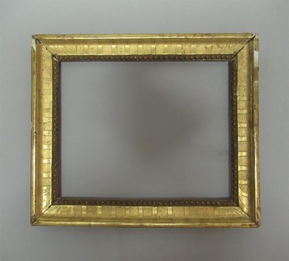 Cadre en bois et pâte doré, à décor de rais...