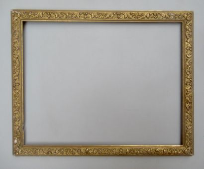 Baguette en bois et stuc doré à décor de...