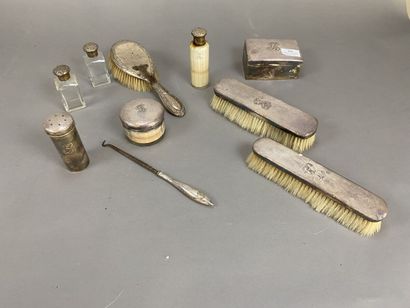 Silver toilet set (10 pieces). Late 19th...