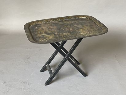 Metal serving tray with painted decoration.
19th...