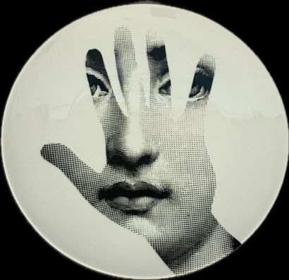 Piero FORNASETTI (1913-1988)
Assiette en...