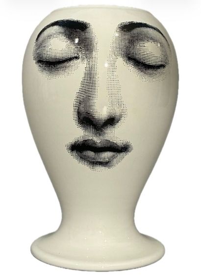 Piero FORNASETTI (1913-1988)
Vase en porcelaine,...