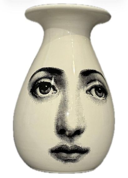 Piero FORNASETTI (1913-1988)
Vase en porcelaine,...